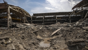 Ukrayna'da Kremençuk kentinde vurulan alışveriş merkezinde saldırı izleri silinmeye çalışılıyor 