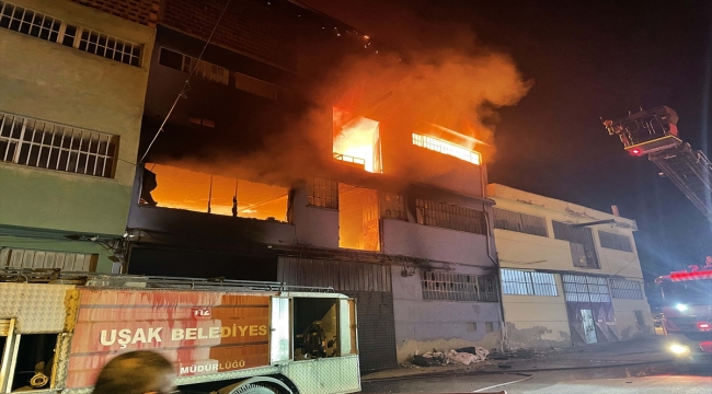 Uşak'ta iki katlı tekstil atölyesinde yangın çıktı