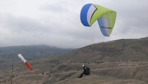 Yamaç Paraşütü Hedef Şampiyonası yarışları Erzincan'da başladı