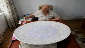 "Yaşayan İnsan Hazinesi" 120 santimetrelik çini tabak yapıyor