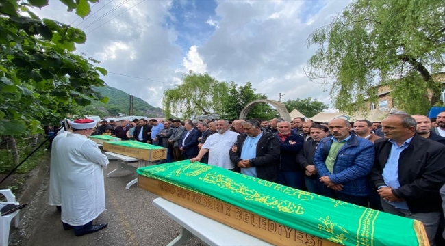 Yozgat'taki trafik kazasında ölen 3 kuzen Ordu'da toprağa verildi