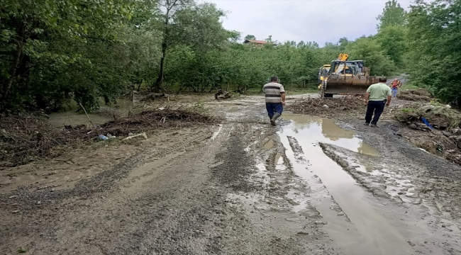 Zonguldak'ta sağanak nedeniyle köy yollarında heyelan yaşandı