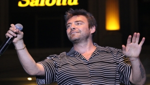 AK Parti Genel Başkanvekili Binali Yıldırım, konserde seyirciyle türkü söyledi