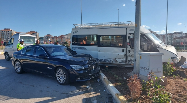 Amasya'da otomobil ile minibüs çarpıştı, 8 kişi yaralandı