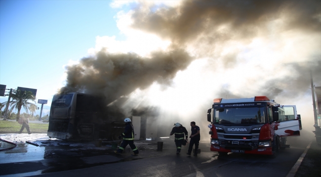 Antalya'da hareket halindeyken alev alan yolcu otobüsü yandı