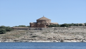 Bakan Varank, Van Gölü'ndeki Akdamar Adası'nı gezdi