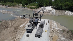 Bartın'da selde yıkılan köprünün yerine MSB geçici köprü kuruyor