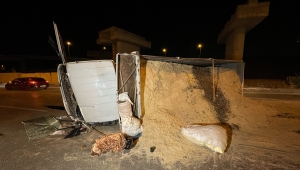 Bursa'da talaş yüklü kamyonetin devrildiği kazada 2 kişi yaralandı