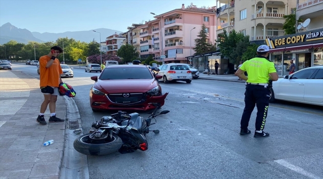 Denizli'de otomobille çarpışan motosikletteki 2 kişi yaralandı