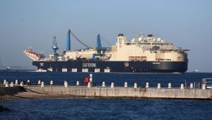 Derin denizde boru indirme işlemi yapacak gemi Çanakkale Boğazı'ndan geçti