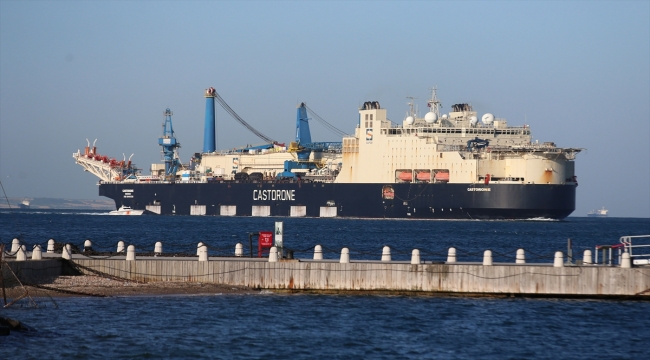 Derin denizde boru indirme işlemi yapacak gemi Çanakkale Boğazı'ndan geçti