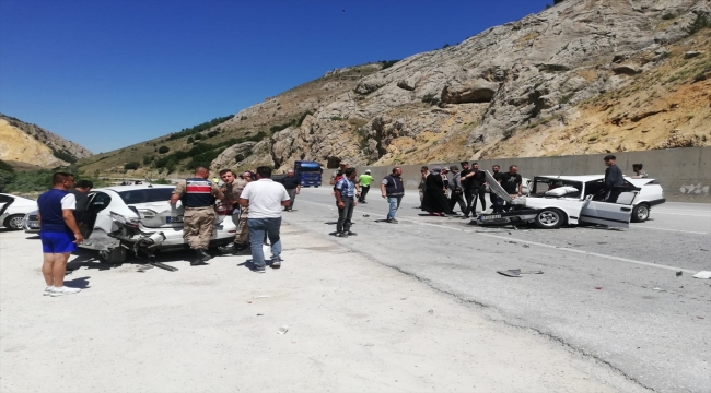 Erzincan'da iki otomobilin karıştığı trafik kazasında 5 kişi yaralandı