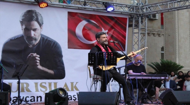 Gence'de düzenlenen "Türkiye-Azerbaycan Kardeşlik Gecesi"nde Uğur Işılak sahne aldı
