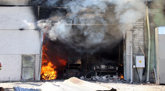 GÜNCELLEME 2 - Uşak'ta tekstil fabrikasında çıkan yangın söndürüldü