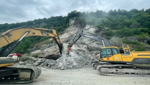 GÜNCELLEME 4 - Artvin'de kara yolundaki tırların üzerine kaya düşmesi sonucu 1 kişi öldü