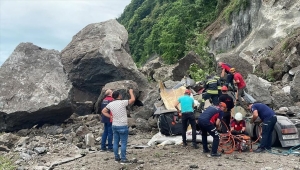 GÜNCELLEME - Artvin'de kara yolundaki tırların üzerine kaya düşmesi sonucu 1 kişi öldü