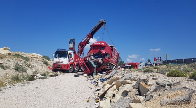 GÜNCELLEME - Mersin'de ev eşyası taşıyan kamyon devrildi, 4 kişi öldü