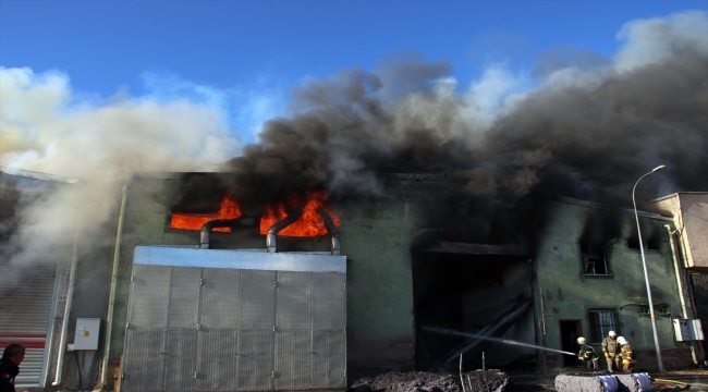 GÜNCELLEME - Uşak'ta tekstil fabrikasında çıkan yangına müdahale ediliyor