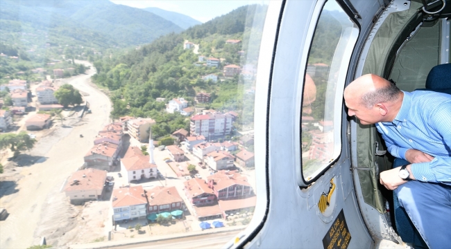 İçişleri Bakanı Soylu, Kastamonu'da sel bölgesini havadan inceledi