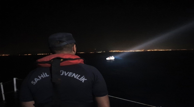 İzmir'de Yunanistan unsurlarınca geri itilen 57 düzensiz göçmen kurtarıldı