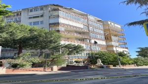 Kartal'da çatısında çökme oluşan apartman boşaltıldı