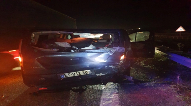 Kırklareli'nde tırdan kopan lastiğin neden olduğu kazada 7 kişi yaralandı