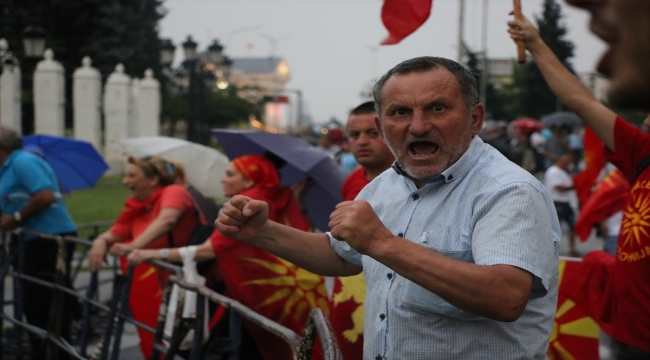 Kuzey Makedonya'daki protestoda polis ve göstericiler arasında arbede yaşandı