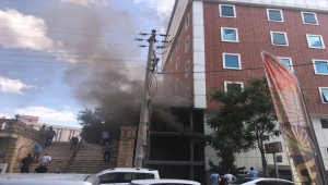 Mardin'de özel hastanenin yanındaki trafo patladı, hastalar tahliye ediliyor