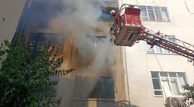 Mersin'de iş merkezinde çıkan yangın söndürüldü 