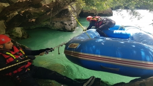 Müküs Çayı'na düşen hemşireye ulaşılmaya çalışılıyor