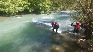 Müküs Çayı'na düşen hemşireyi arama çalışmaları sürüyor