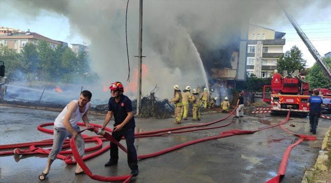 Sancaktepe'de tahta paletlerde başlayan ve binaya da sıçrayan yangın söndürüldü