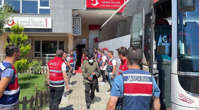 Sınır dışı edilecek 363 Afganistan uyruklu, Edirne'den İstanbul'a gönderildi 