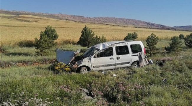 Sivas'ta devrilen hafif ticari araçtaki 5 kişi yaralandı 