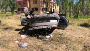 Sivas'ta devrilen otomobildeki 3 kişi öldü, 1 kişi yaralandı