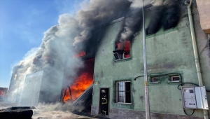 Uşak'ta tekstil fabrikasında çıkan yangına müdahale ediliyor