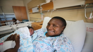 Yunanistan unsurlarının geri ittiği botta doğum yapan anne ve bebeğinin sağlık durumu iyi